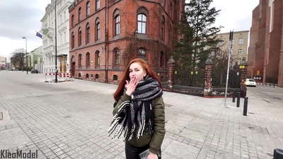 Đón công cộng: cô gái xinh đẹp bị đụ iPhone và bị xuất tinh trong âm hộ. CleoModel